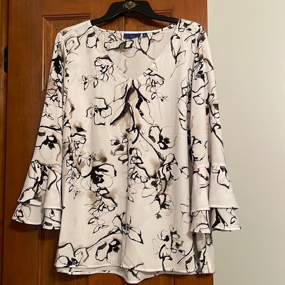 Black/white flutter 3/4 sleeve blouse - Picture 1 of 1